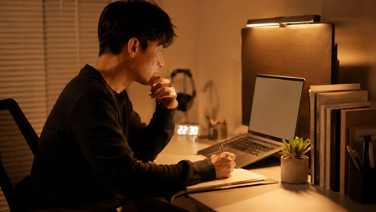 10 Reasons a Monitor Light Bar Reduces Eye Strain Better Than a Desk Lamp